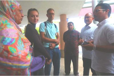 Mohd Salleh ketika menemui ibu bapa kepada kanak-kanak maut akibat sengatan ubur-ubur.