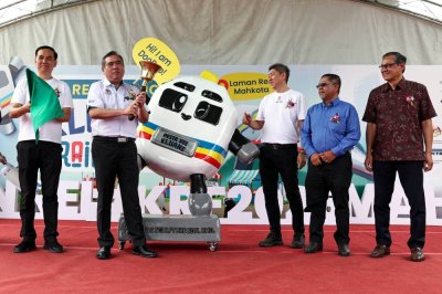 Anthony (dua dari kiri) menyempurnakan gimik perasmian Maskot Rel Kluang ‘DooDoo’ pada Majlis Pesta Rel Kluang 2025 di Laman Rel Mahkota, Kluang hari ini. Foto Bernama
