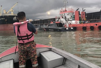 Anggota bomba sedang menjalankan operasi SAR bagi mencari mangsa yang dipercayai terjatuh dari kapal sejak Jumaat.