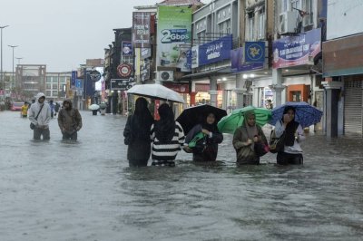 Keadaan di kawasan Taman Bendahara, Pengkalan Chepa dinaiki air susulan hujan lebat berterusan sejak semalam ketika tinjauan di Kota Bharu hari ini. Foto: Bernama
