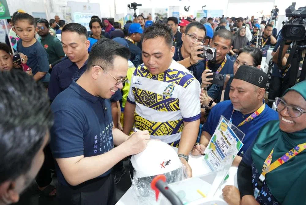 Steven Sim melawat salah satu reruai PERKESO yang menampilkan perkhidmatan Social Synergy, sistem bersepadu yang memudahkan penyaluran bantuan merentasi agensi.