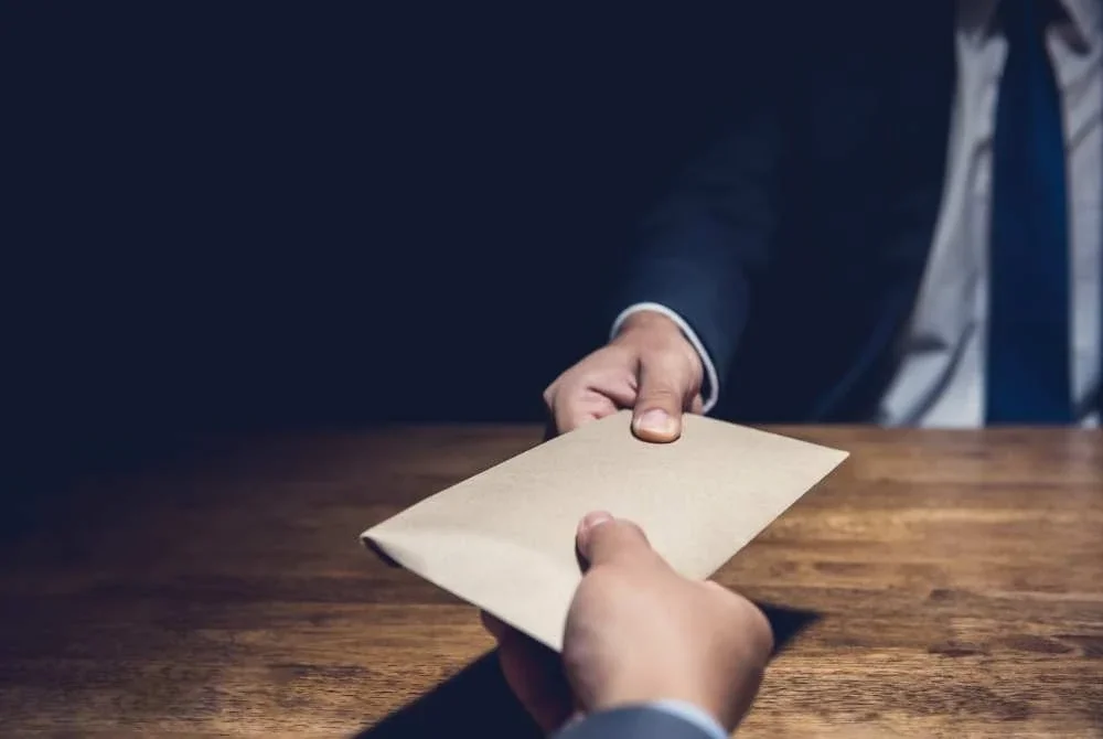 Amalan surat sokongan tidak boleh lagi menjadi jalan pintas untuk mendapatkan projek atau layanan Istimewa. Foto hiasan