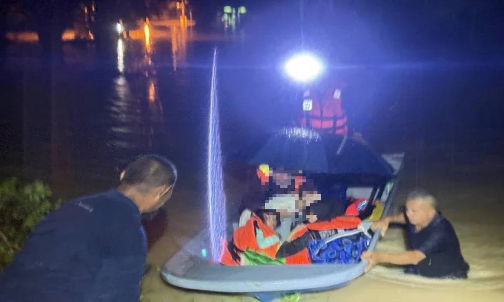 Anggota APM menyelamatkan mangsa banjir yang terjejas di Kulim sejak malam Sabtu untuk dipindahkan ke PPS. FOTO APM