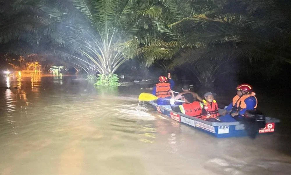 Anggota APM menyelamatkan mangsa banjir yang terjejas di Kulim sejak malam Sabtu untuk dipindahkan ke PPS. FOTO APM