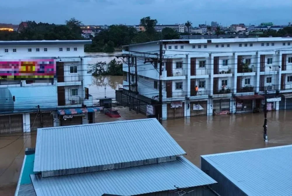 Keadaan kawasan sekitar penginapan pelajar UUM di Wangburapa Grand Hotel dinaiki air. Foto: UUM