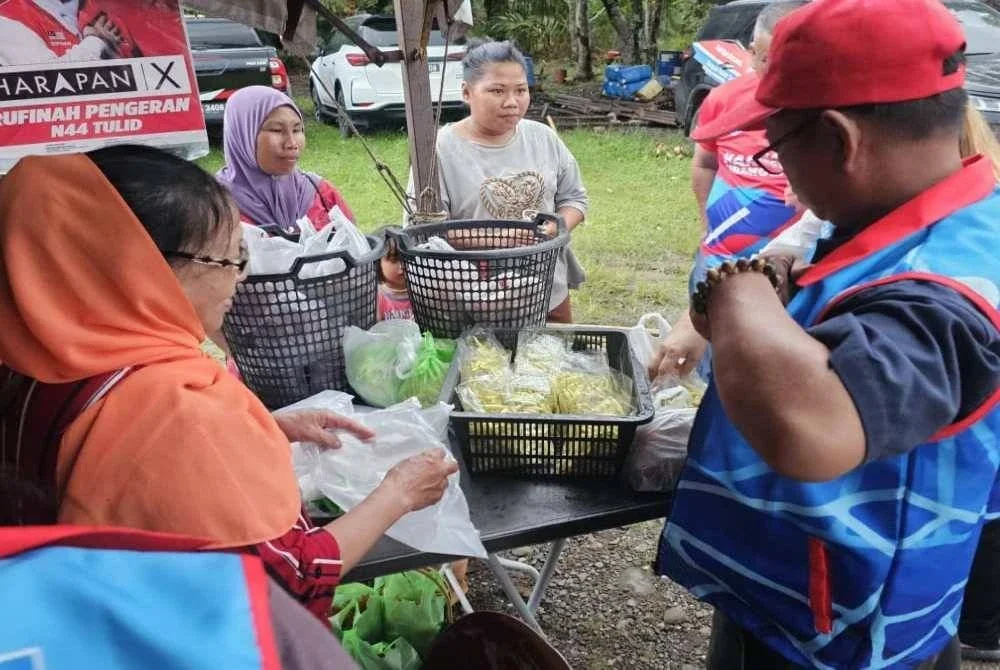 Antara penduduk yang tidak ketinggalan menjual hasil pertanian diusahakan.