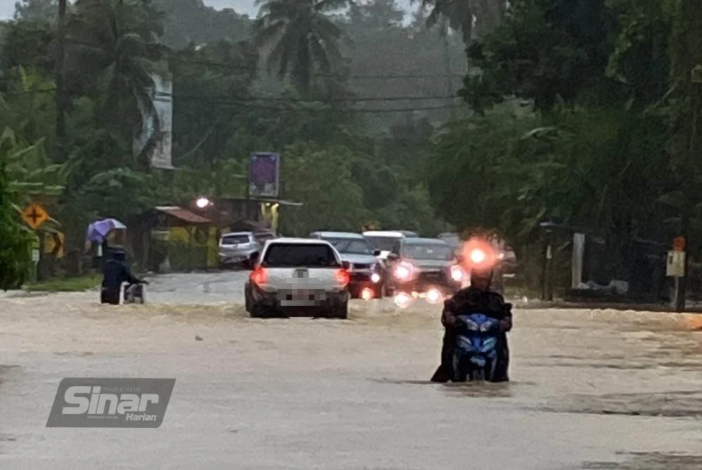Tinjauan Sinar Harian pada Ahad sekitar jam 10 pagi di Seribong, Kota Bharu mendapati situasi banjir yang semakin memburuk turut menjejaskan urusan harian penduduk termasuk ke tempat kerja dan membeli barang keperluan. Foto: HAZELEN LIANA KAMARUDIN