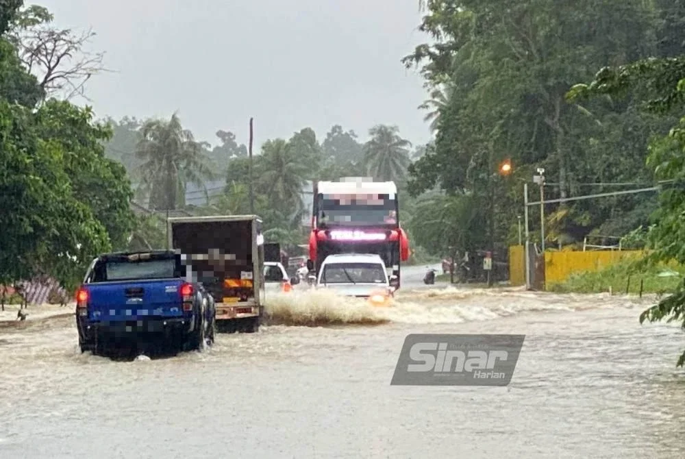 Laluan di hadapan gerai jualan durian Nazrul Hisyam di Kampung Seribong, Kota Bharu yang dinaiki air sekitar sedalam 0.4 meter pada Ahad. Foto: HAZELEN LIANA KAMARUDIN.