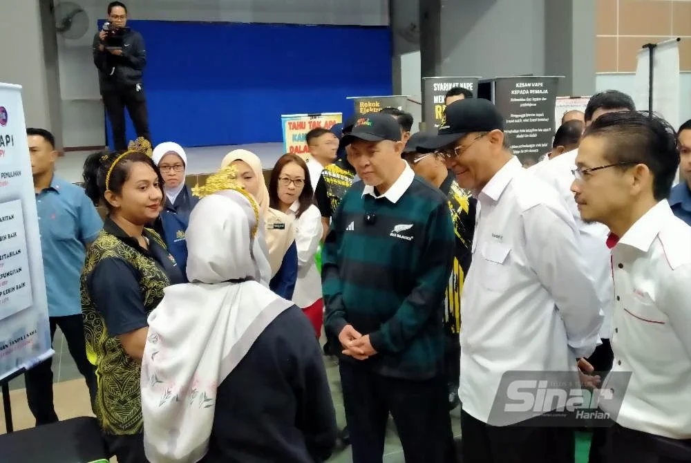 Dr Dzulkefly (dua dari kanan) mengiringi Ahmad Zahid (tiga dari kanan) melawat ruang pameran sempena Program Jelajah ANMS: MOH Kita Sihat di Dewan Dato' Lope Hashim, Bagan Datuk pada Ahad.