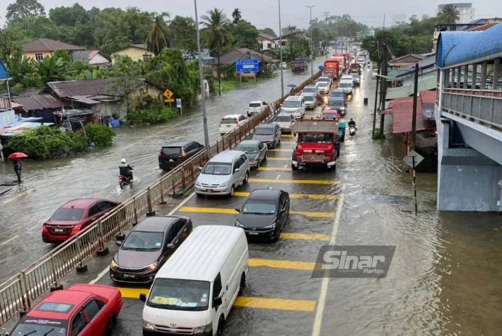 Laluan menuju ke Bandar Kota Bharu di Jalan Padang Enggan mengalami kesesakan lalu lintas yang teruk apabila dinaiki air sedalam 0.2 meter dan masih boleh dilalui oleh kenderaan ringan pada Ahad. Foto: HAZELEN LIANA KAMARUDIN