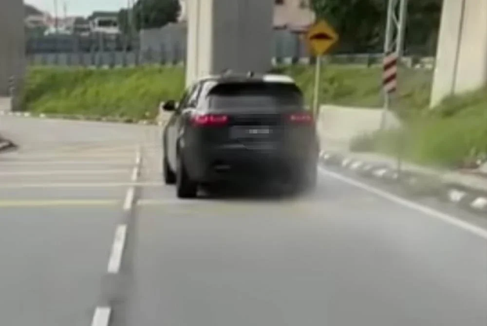 Video memaparkan sebuah SUV dipandu secara berbahaya menghala ke arah Taman Naga Emas tular di media sosial.