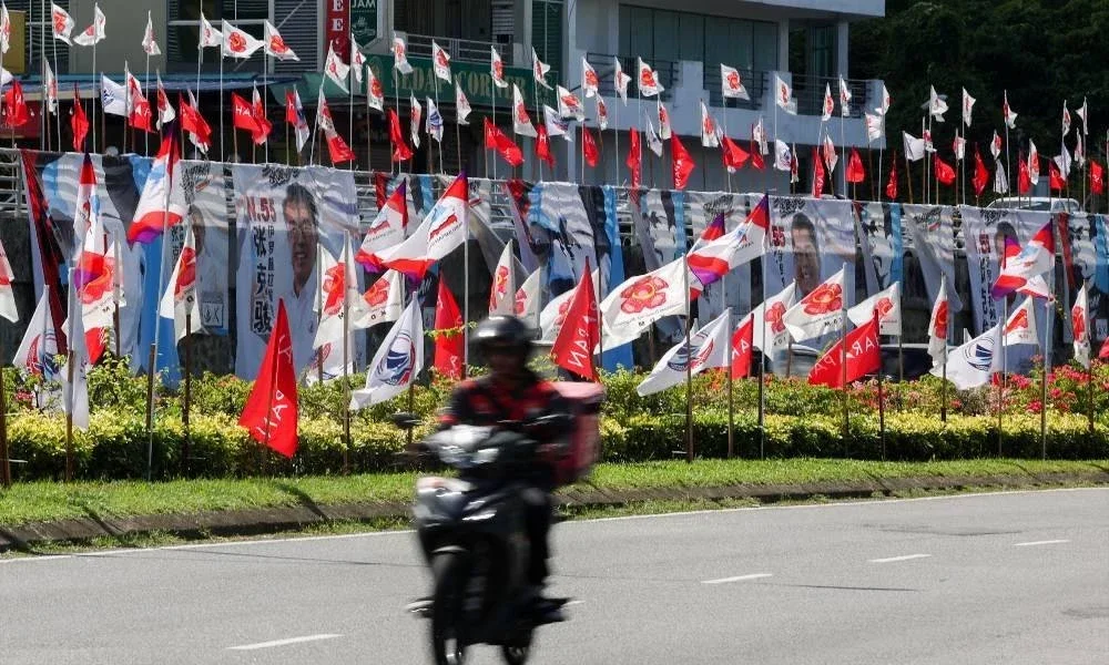Deretan bendera parti politik dan poster calon menghiasi Jalan Lintas Utara di Sandakan. Foto: Bernama
Bahang pilihan raya semakin terasa apabila semua parti giat memasang bendera dan poster calon masing-masing bagi menarik sokongan pengundi menjelang Pilihan Raya Negeri Sabah Ke-17.
Suruhanjaya Pilihan Raya (SPR) telah menetapkan 29 November sebagai hari pengundian PRN Sabah ke-17, dengan tarikh penamaan calon pada 15 Nov dan pengundian awal pada 25 Nov ini.
-- fotoBERNAMA (2025) HAK CIPTA TERPELIHARA