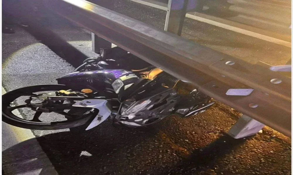 Keadaan salah sebuah motosikal selepas terlibat kemalangan. 