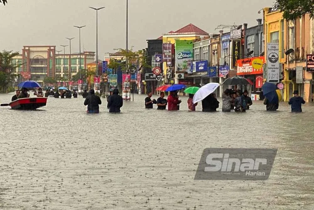 UMK Kampus Kota di Taman Bendahara, Kota Bharu lumpuh sejak Sabtu selepas ditenggelami air sedalam 0.3 hingga 0.6 meter. 