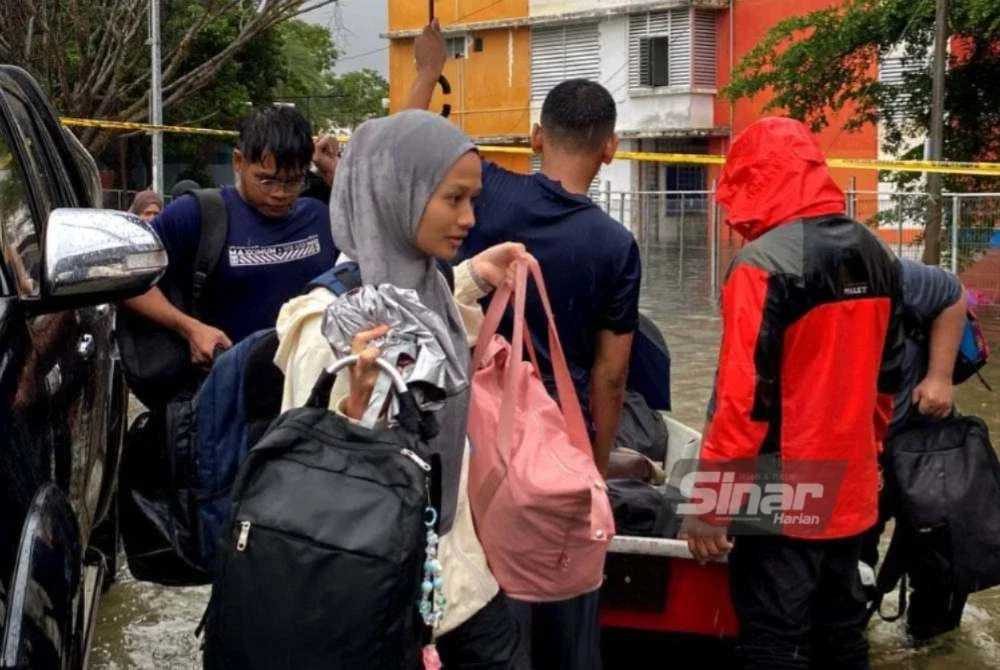 Kesemua pelajar UMK Kampus Kota di Taman Bendahara, Kota Bharu bersiap sedia untuk dipindahkan ke PPS Fakulti Veterinar. Foto: HAZELEN LIANA KAMARUDIN