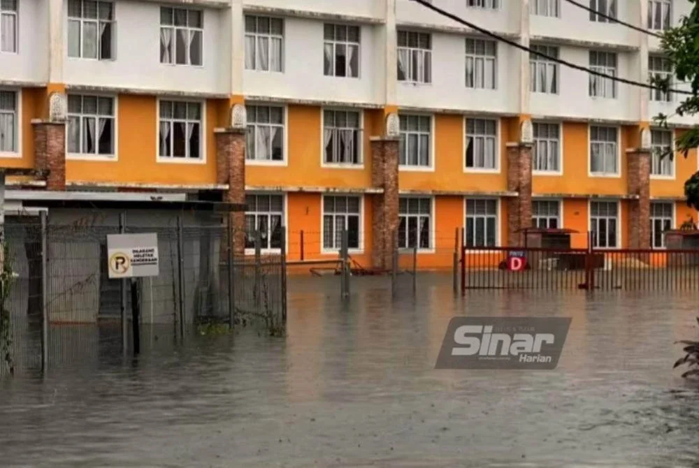 Keadaan banjir di UMK Kampus Kota, Taman Bendahara, Kota Bharu lebih teruk berbanding tahun lepas. Foto: HAZELEN LIANA KAMARUDIN