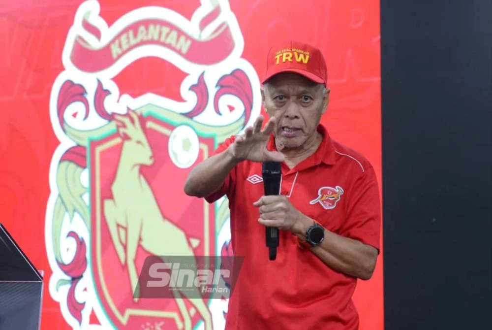 Muhammad Nasir menyampaikan ucapan ketika Program Ramah Mesra Pasukan TRW bersama NGO dan Kelab Penyokong Bola Sepak Kelantan di Karangkraf pada Ahad.