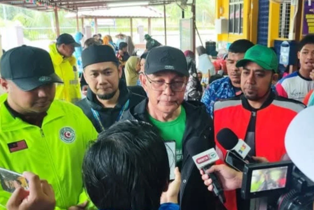 Shukri bercakap kepada pemberita pada sidang akhbar selepas meninjau situasi banjir di Kampung Wang Kelian pada Ahad. Foto: MAIPs