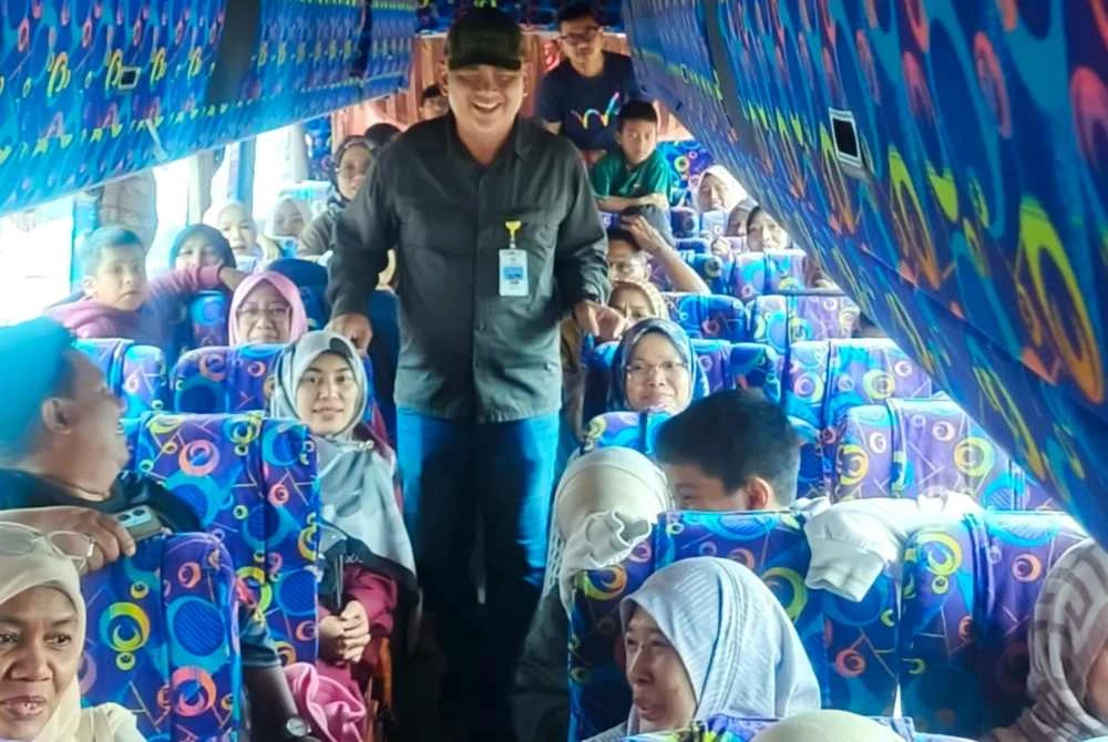 Komander Agensi Kawalan dan Perlindungan Sempadan (AKPS) Bukit Kayu Hitam,Senior Asisten Komisioner Mohd Nasaruddin M Nasir semasa memeriksa rombongan KRT Bukit Sentosa 3, Taman Kemboja 4B, Bukit Beruntung yang tiba di pintu sempadan negara pada Ahad.