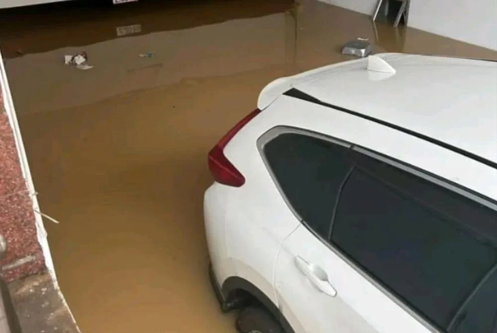 Kereta Ahmad Kamil dan tiga lagi rakyat Malaysia tenggelam selepas ruang parkir bawah tanah hotel dinaiki air.