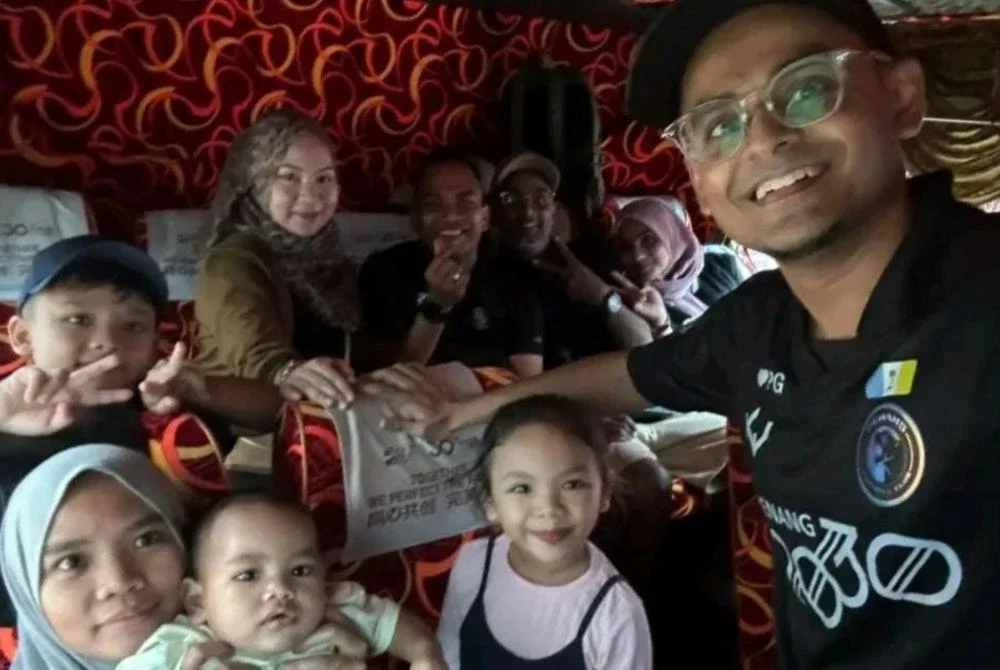 Ahmad Kamil sekeluarga dan rakyat Malaysia lain yang terperangkap di Hatyai menaiki bas untuk pulang ke Malaysia kira-kira jam 2 petang Ahad.