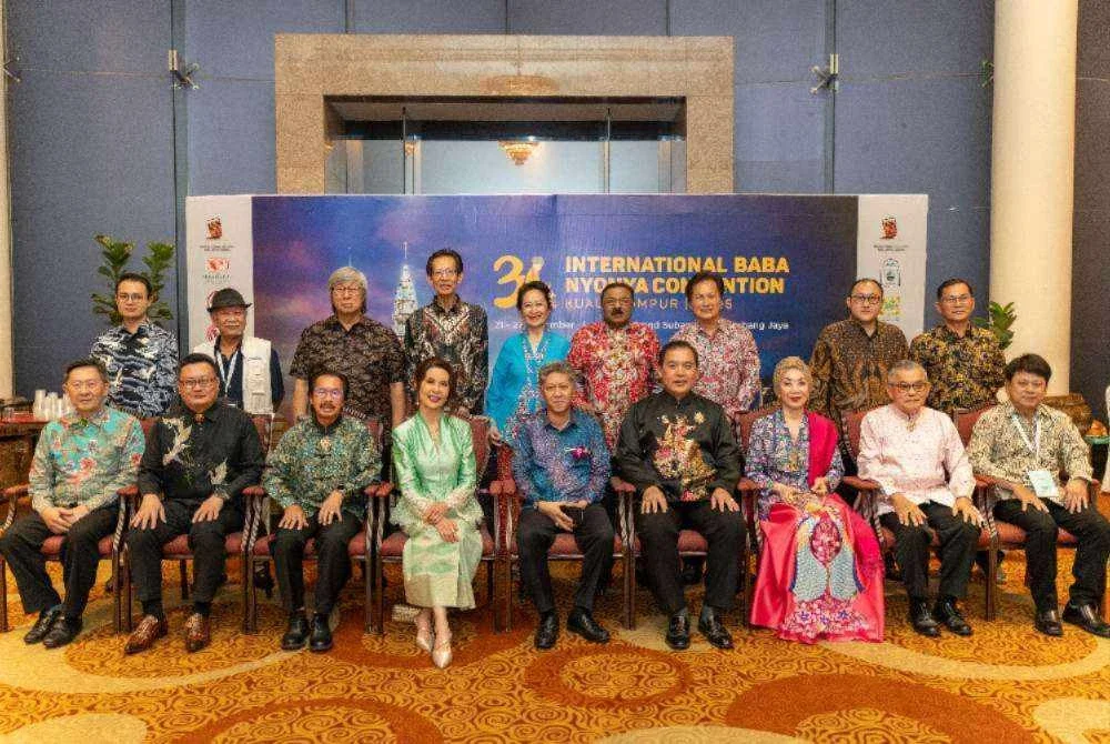 Shaharuddin (duduk, tengah) bersama jawatankuasa yang menjayakan penganjuran Konvensyen Antarabangsa Baba Nyonya ke-36.