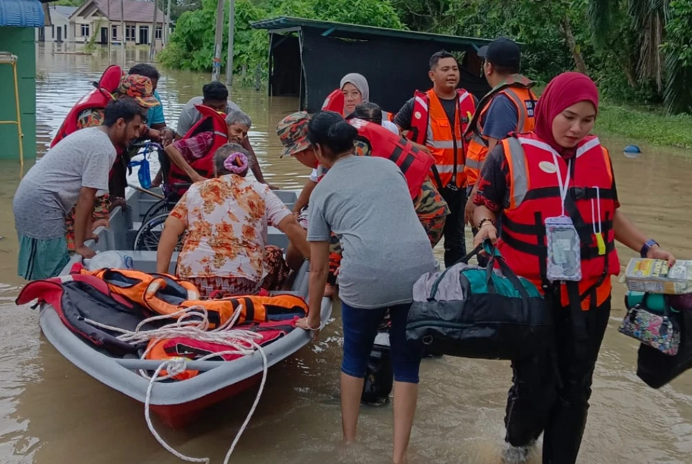 Setakat petang Ahad, 28 keluarga melibatkan 107 mangsa telah dipindahkan ke PPS. Foto APM