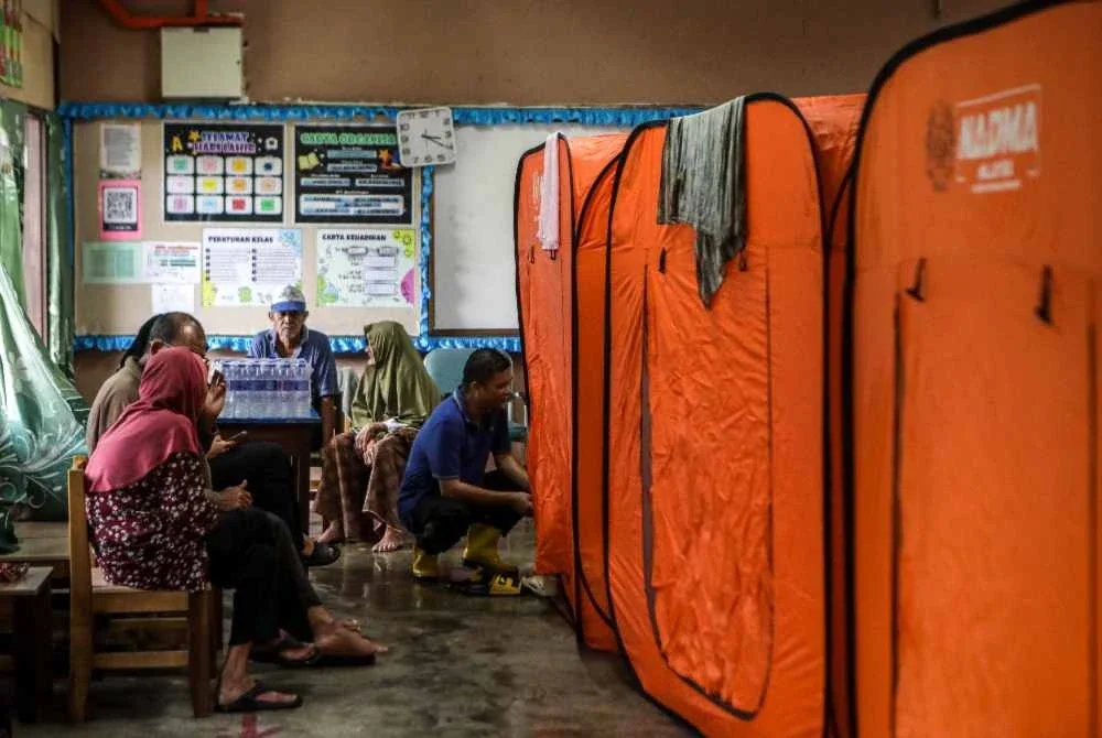 Sebahagian mangsa banjir yang ditempatkan di PPS Sekolah Kebangsaan Titi Tinggi ketika tinjauan mangsa banjir di sekitar daerah Padang Besar pada Ahad. Foto Bernama