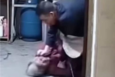 Wanita warga emas yang ditekan anaknya atas lantai selepas bergaduh perkara remeh. - Agensi