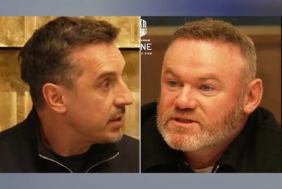 Rooney (kiri) mendedahkan nilai kontrak terbesar diterimanya yang membuatkan Neville (kanan) terkejut.