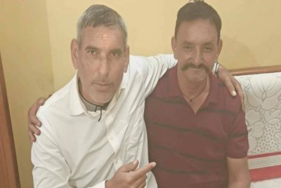 Rikhi (kanan) bersama salah seorang ahli keluarga yang menymbut kepulangannya ke kampung halaman. 