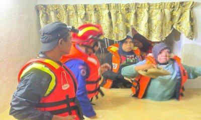 Anggota APM menyelamatkan mangsa banjir yang terjejas di Kulim sejak malam Sabtu untuk dipindahkan ke PPS. FOTO APM