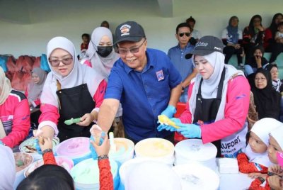 Awang Aslee turun padang menyantuni penduduk di DUN Kuala Penyu.