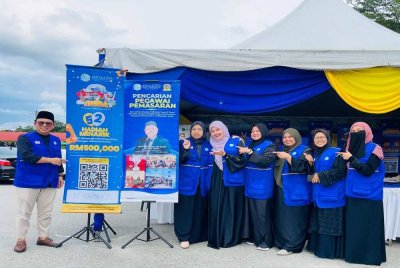 Ahmad Hafiz (kiri) memastikan program Karnival Jimba dan Road Tour Andalusia di Masjid Sultan Azlan Shah, Kampung Gajah, Pasir Salak pada Sabtu berjaya.