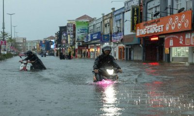 Keadaan di kawasan Taman Bendahara, Pengkalan Chepa dinaiki air susulan hujan lebat berterusan pada Sabtu. Foto Bernama