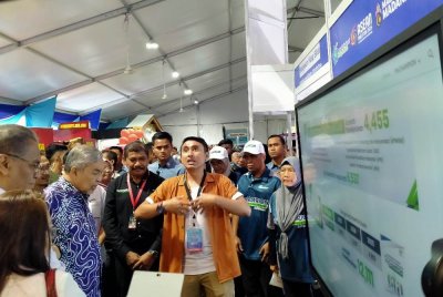 Ahmad Zahid (dua dari kiri) dan Dzulkefly (kiri) melawat ruang pameran selepas menyempurnakan Program Jelajah ANMS: MOH Kita Sihat di Dewan Dato' Lope Hashim di Bagan Datuk pada Ahad.