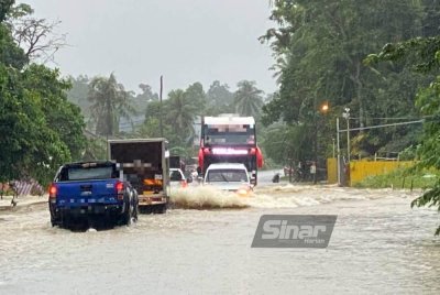 Laluan di hadapan gerai jualan durian Nazrul Hisyam di Kampung Seribong, Kota Bharu yang dinaiki air sekitar sedalam 0.4 meter pada Ahad. Foto: HAZELEN LIANA KAMARUDIN.