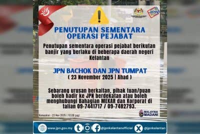 Notis penutupan JPN Daerah Bachok dan Tumpat yang terpaksa menutup operasinya pada Ahad susulan hujan lebat sejak Sabtu.