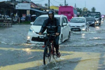 Keadaan di kawasan Taman Bendahara, Pengkalan Chepa, Kota Bharu pada Sabtu dinaiki air susulan hujan lebat berterusan sejak Jumaat. Foto Bernama