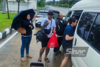 Dari kiri, Nur Farah Amalina dan Amir bersama beberapa lagi rakyat Malaysia yang berjaya tiba di Bukit Kayu Hitam pada pagi Ahad.