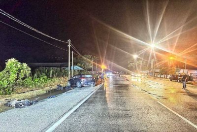 Keadaan SUV dan motosikal yang terlibat nahas di lokasi kejadian. Foto: Polis Lipis