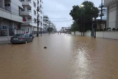 Kementerian Luar melaporkan kira-kira 4,000 rakyat Malaysia di Hatyai dan kawasan berhampiran terkandas berikutan banjir yang melanda kawasan itu. 