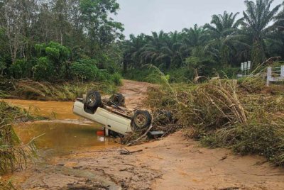 Pacuan empat roda yang dinaiki mangsa bersama dua lagi ditemukan terbalik di Jambatan Nombor Dua, Kampung Pulai, Gua Musang pada Sabtu. Foto PDRM
