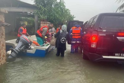 Operasi menyelamatkan mangsa banjir sedang giat dijalankan di Kampung Sering, Kota Bharu pada Ahad. Foto APM