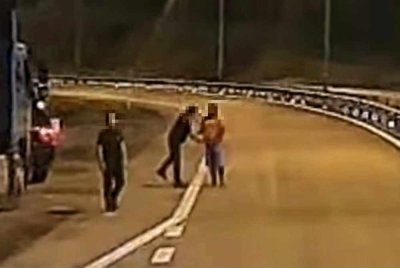 Tangkap layar video tular yang mendakwa penguat kuasa JPJ bertindak kasar dengan pemandu lori di kawasan Tol Lanchang pada Khamis.