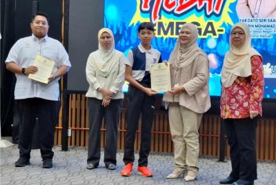 Salbiah menyampaikan sijil penghargaan kepada wakil sekolah yang terlibat dalam Program Remaja Hebat Mega peringkat negeri Perak.