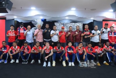 Muhammad Nasir (berdiri tengah) bersama pihak pengurusan dan pemain TRW di Karangkraf.