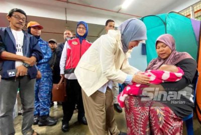 Fadhlina sempat bertanyakan khabar seorang ibu dan bayinya semasa melakukan tinjauan di PPS SK Tapang, Kota Bharu pada Ahad.