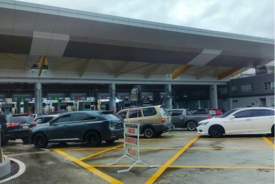 Kesibukan di laluan masuk negara ini ketara berbanding laluan ke negara jiran yang dilihat lengang pada Ahad.