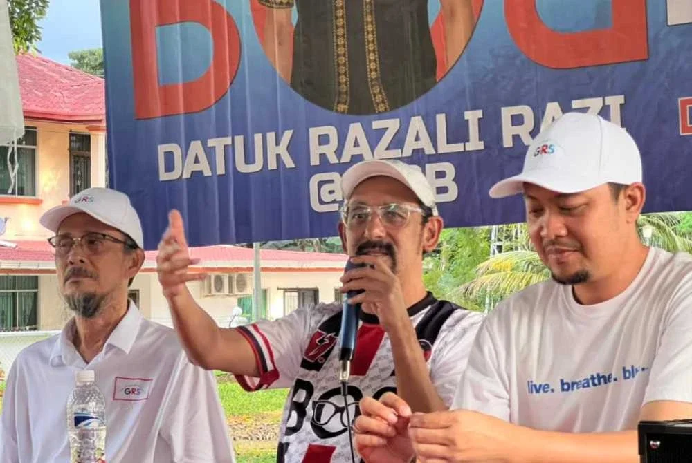 Mohamed Razali (tengah) ketika menghadiri Ramah Mesra Penduduk Taman Kingfisher, Kota Kinabalu pada Ahad.